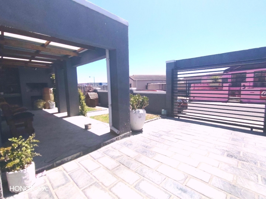 3 Bedroom Property for Sale in Silversands Western Cape